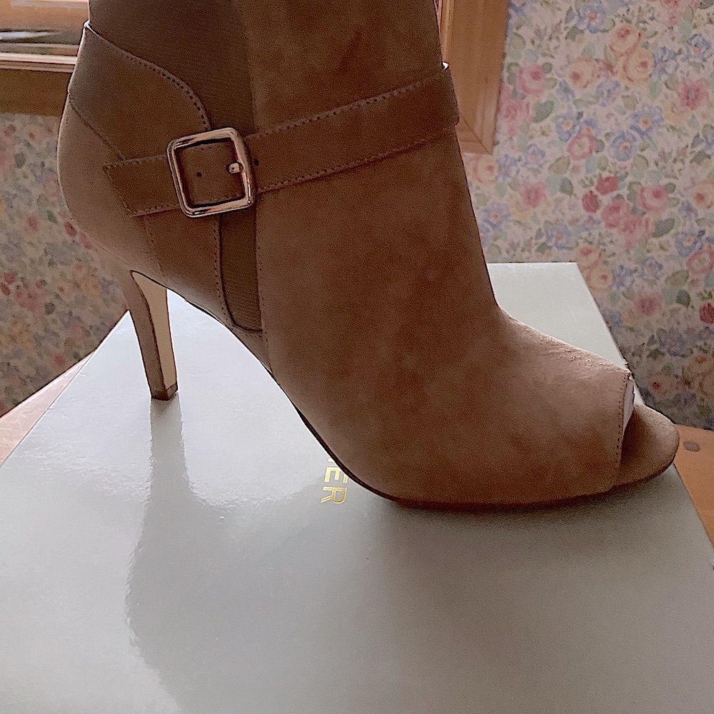 Marc Fisher Peep Toe Lt Natural Suede Bootie 8.5W
